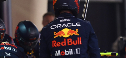 Oracle Red Bull Mobil 1 yarış ceketi giyen bir F1 pilotu