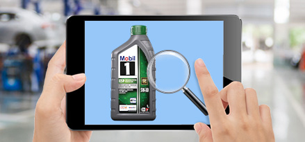 Tabletinde Mobil 1 ürününü görüntüleyen bir kişi