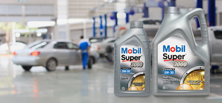 Mobil Super™ 3000 Formula V 5W-30 garajdaki bir tezgah üzerinde