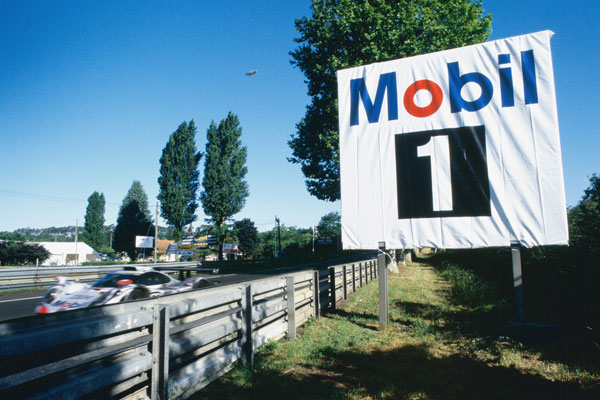 1998de Le Mans pistinin kenarındaki Mobil 1 paneli