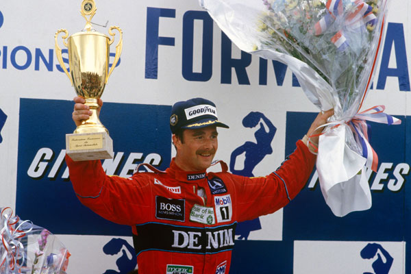 Nigel Mansell 1986 Belçika Grand Prixsinde kupayı tutuyor