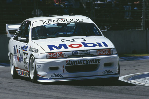 Peter Brock 1997de Bathurstte sürüş yapıyor