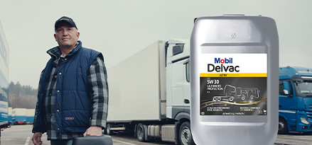 Mobil Delvac Ultra ürünü ve kamyon sürücüsü