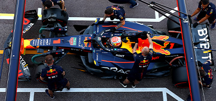 Oracle Red Bull Racing aracı pist boyunca hızla yarışıyor