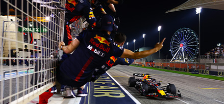 Araba bitiş çizgisini geçerken kutlama yapan Red Bull ekibi