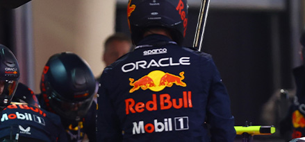 Gömleğin arkasında Red Bull ortaklık logosu