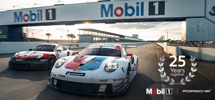 Arkasında Mobil logosu bulunan 2 Porsche Sebring’de pistte